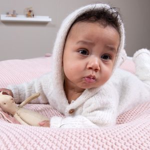 Stickad overall med luva - garnpaket i Bluum Fluffy Alpaca