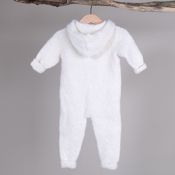 Stickad overall med luva - garnpaket i Bluum Fluffy Alpaca