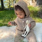 Stickad overall med luva - garnpaket i Bluum Fluffy Alpaca