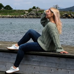 Stickad tröja Björk till dam - garnpaket i Bluum Fluffy Alpaca