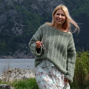 Stickad tröja Björk till dam - garnpaket i Bluum Fluffy Alpaca