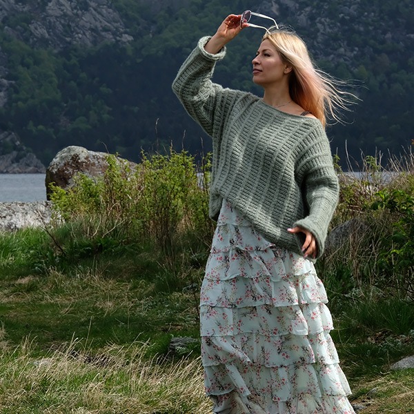 Strikkegenser-Bjrk-til-dame-4-1.jpeg Stickad tröja Björk till dam - garnpaket i Bluum Fluffy Alpaca