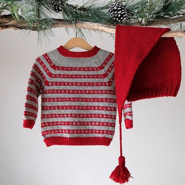 Strikkegenser-Julekyss-med-nis-1-1-1.jpeg Stickad tröja Julkyss m/tomteluva - garnpaket i Bluum Pure Eco Baby Wool