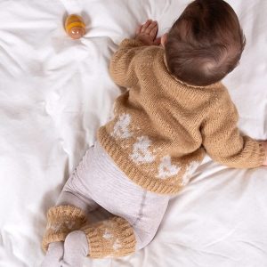 Stickad tröja Lilla Kyckling m/luva och benvärmare - garnpaket i Bluum Fluffy Alpaca