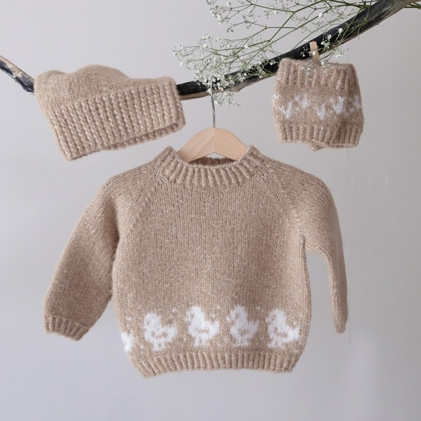 Strikkegenser-Lille-Kylling-m-5-1.jpeg Stickad tröja Lilla Kyckling m/luva och benvärmare - garnpaket i Bluum Fluffy Alpaca