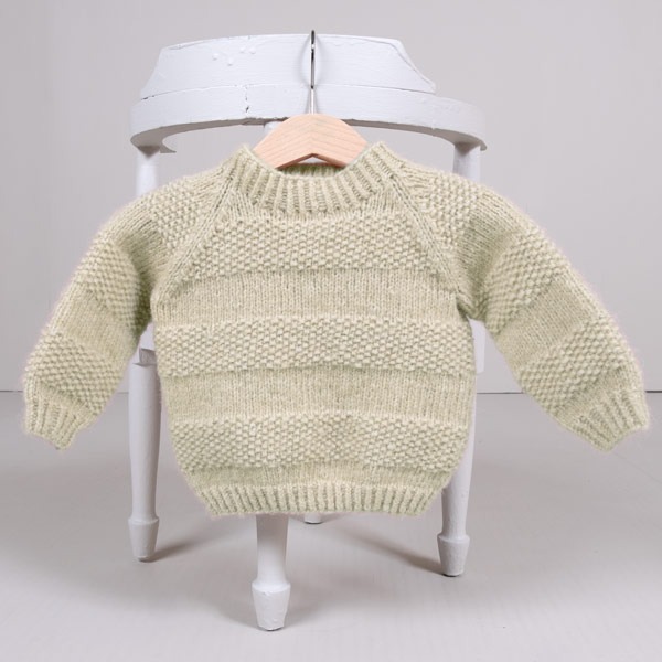 Stickad tröja Lilla grodd - garnpaket i Bluum Fluffy Alpaca