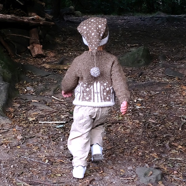 Stickad tröja Skidtur m/lång luva - garnpaket i Bluum Fluffy Alpaca