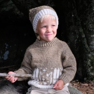 Stickad tröja Skidtur m/lång luva - garnpaket i Bluum Fluffy Alpaca