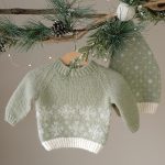 Stickad tröja Snö m/lång luva - garnpaket i Bluum Fluffy Alpaca