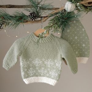Stickad tröja Snö m/lång luva - garnpaket i Bluum Fluffy Alpaca