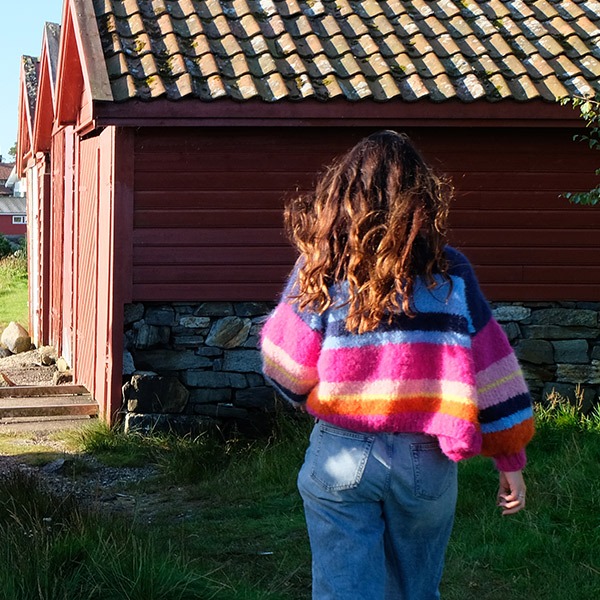 Stickad kofta Alex till dam - garnpaket från Bluum i Fnugg