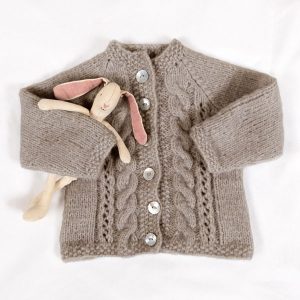 Stickad kofta Fläta - garnpaket i Bluum Fluffy Alpaca