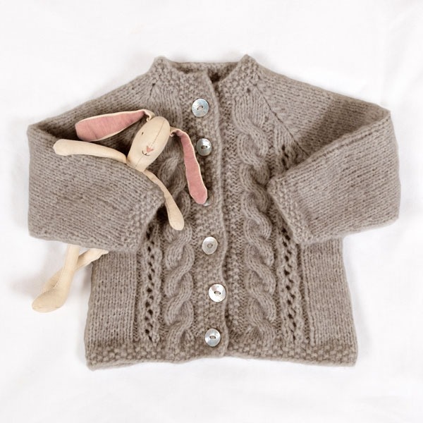 Stickad kofta Fläta - garnpaket i Bluum Fluffy Alpaca