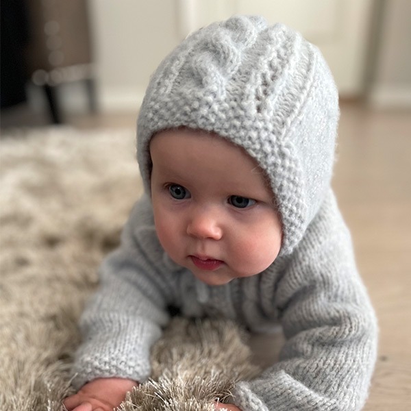 Stickad kofta Fläta m/mössa - garnpaket i Bluum Fluffy Alpaca