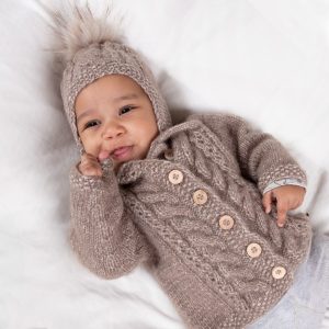 Stickad kofta Fläta m/mössa - garnpaket i Bluum Fluffy Alpaca