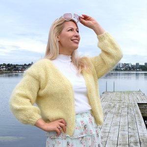 Stickad kofta Julia till dam - garnpaket från Bluum i Fnugg