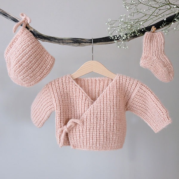 Strikkejakke-Lille-knopp-mlue-1-2.jpeg Stickad kofta Lilla knopp m/mössa och sockar - garnpaket i Bluum Fluffy Alpaca