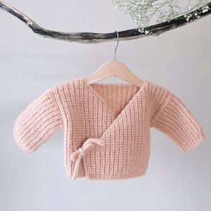 Stickad kofta Lilla knopp m/mössa och sockar - garnpaket i Bluum Fluffy Alpaca