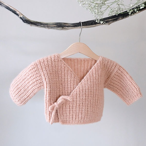 Stickad kofta Lilla knopp m/mössa och sockar - garnpaket i Bluum Fluffy Alpaca