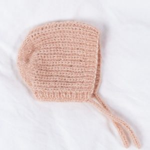 Stickad kofta Lilla knopp m/mössa och sockar - garnpaket i Bluum Fluffy Alpaca