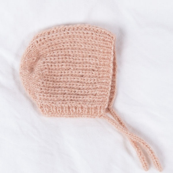 Stickad kofta Lilla knopp m/mössa och sockar - garnpaket i Bluum Fluffy Alpaca