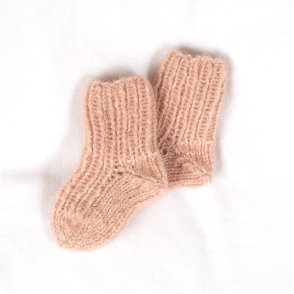 Stickad kofta Lilla knopp m/mössa och sockar - garnpaket i Bluum Fluffy Alpaca