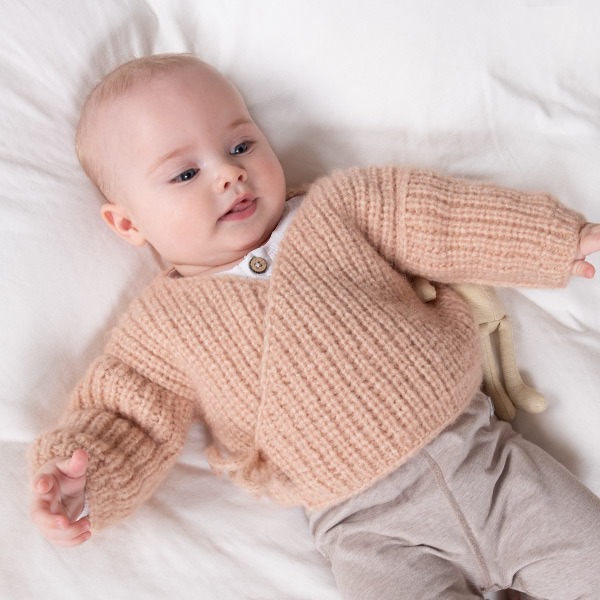Stickad kofta Lilla knopp m/mössa och sockar - garnpaket i Bluum Fluffy Alpaca