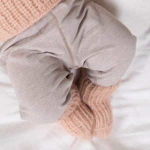 Stickad kofta Lilla knopp m/mössa och sockar - garnpaket i Bluum Fluffy Alpaca