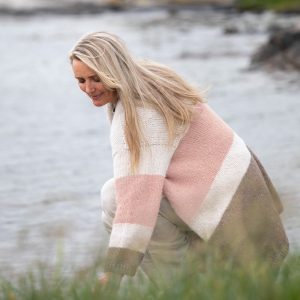 Stickad kofta Mörk Sand till dam - garnpaket i Bluum Fluffy Alpaca