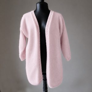Stickad kofta Sand till dam - garnpaket i Bluum Fluffy Alpaca