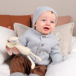 Stickad ytterkofta Gustav m/mössa - garnpaket i Bluum Fluffy Alpaca