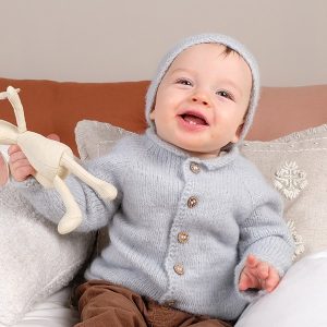Stickad ytterkofta Gustav m/mössa - garnpaket i Bluum Fluffy Alpaca