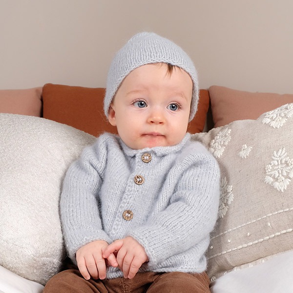 Stickad ytterkofta Gustav m/mössa - garnpaket i Bluum Fluffy Alpaca