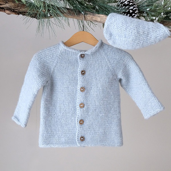 Stickad ytterkofta Gustav m/mössa - garnpaket i Bluum Fluffy Alpaca
