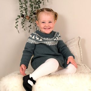 Stickad klänning Vinternatt - garnpaket i Bluum Pure Eco Baby Wool