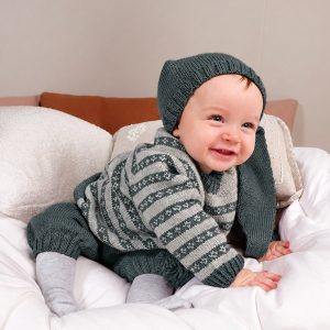 Stickad set Julkyss tröja m/knäbyxa och tomteluva - garnpaket i Bluum Pure Eco Baby Wool