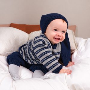 Stickad set Julkyss tröja m/knäbyxa och tomteluva - garnpaket i Bluum Pure Eco Baby Wool