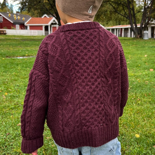 Stickad tröja Aran - garnpaket i Bluum Pure Eco Baby Wool