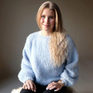 Stickad tröja Martine till dam - garnpaket från Bluum i Fnugg