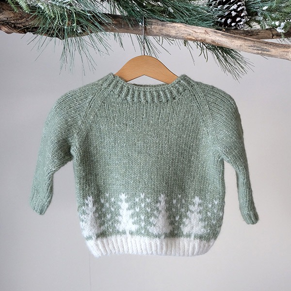 Stickad tröja Vinterskog m/lång luva - garnpaket i Bluum Fluffy Alpaca