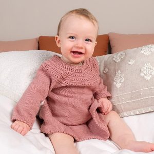 Stickad klänning Astrid - garnpaket i Bluum Soft Merino Ull