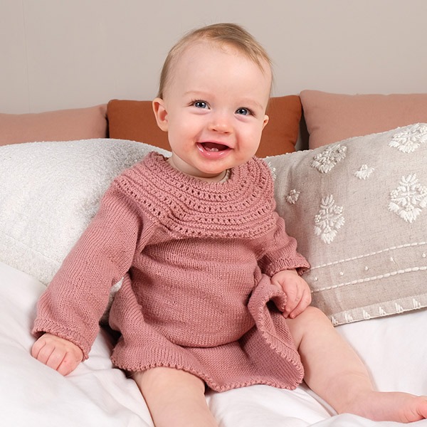 Strikkekjole-Astrid-garnpakk-1-4.jpeg Stickad klänning Astrid - garnpaket i Bluum Soft Merino Ull