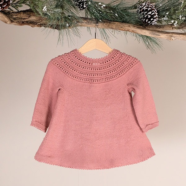 Stickad klänning Astrid - garnpaket i Bluum Soft Merino Ull