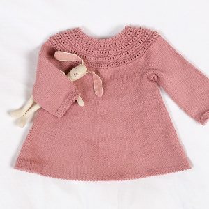 Stickad klänning Astrid - garnpaket i Bluum Soft Merino Ull