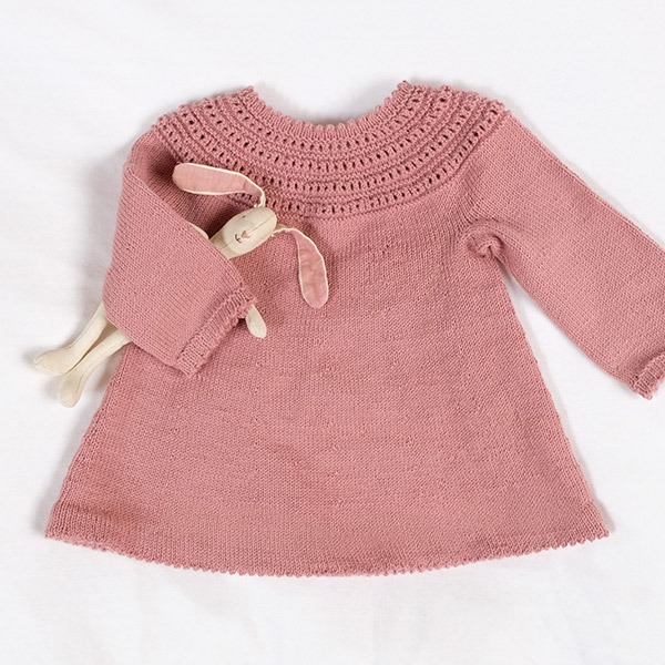Stickad klänning Astrid - garnpaket i Bluum Soft Merino Ull