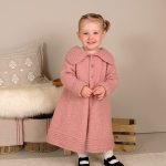 Stickad kappa Ellinor m/mössa - garnpaket i Bluum Fluffy Alpaca
