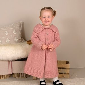 Stickad kappa Ellinor m/mössa - garnpaket i Bluum Fluffy Alpaca