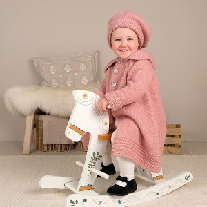 Stickad kappa Ellinor m/mössa - garnpaket i Bluum Fluffy Alpaca