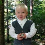 Stickad väst Elias - garnpaket i Bluum Soft Merino Ull