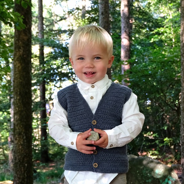 Stickad väst Elias - garnpaket i Bluum Soft Merino Ull